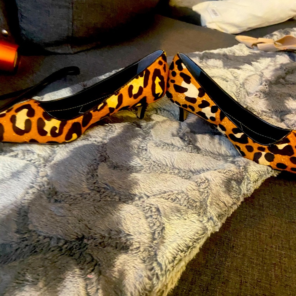 Charles David Size 8 leopard print heels